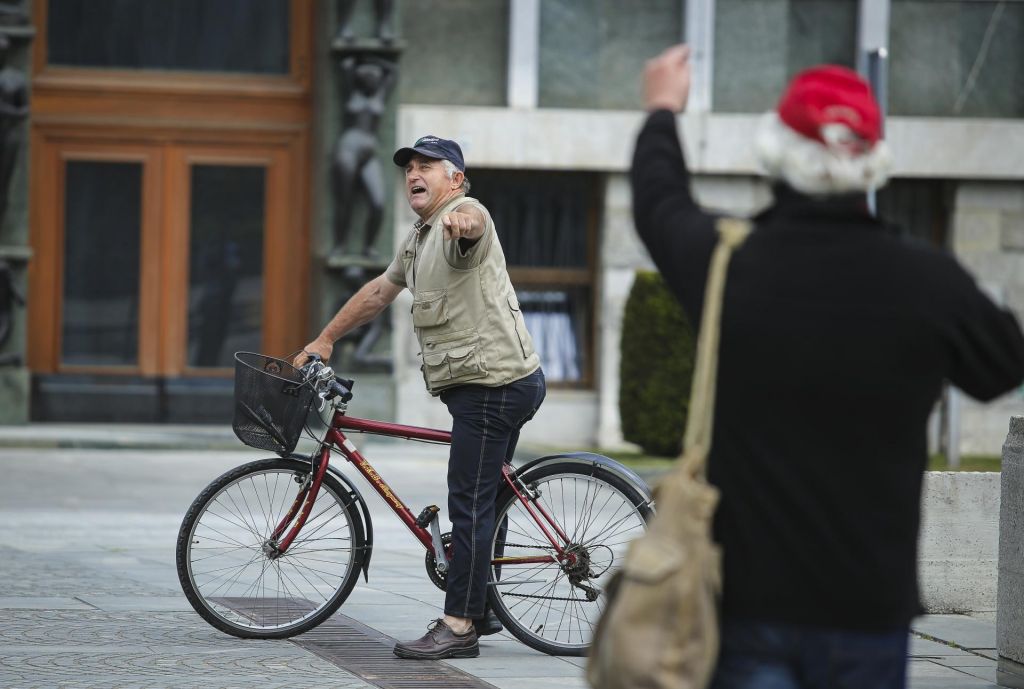 FOTO:En poslanski prestop še ne maje vlade