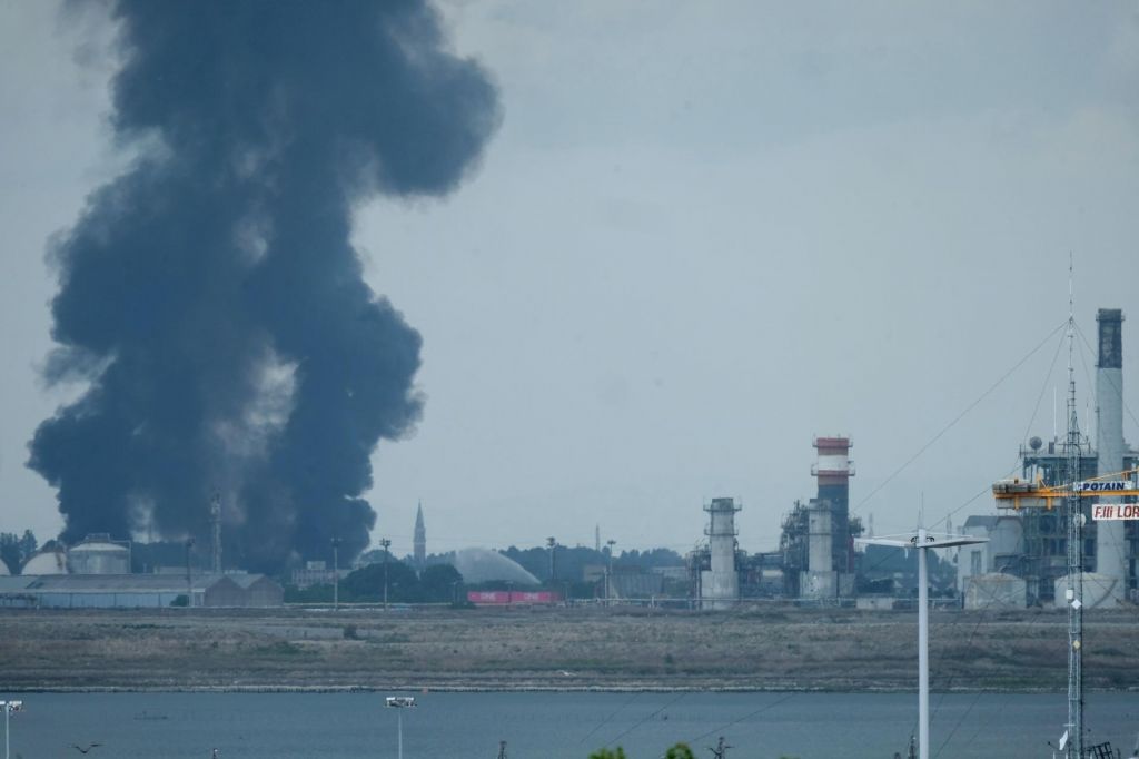 FOTO:Na obrobju Benetk gorela kemična tovarna, razglasili so rdeči alarm