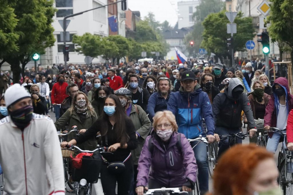 FOTO:Množici kolesarjev so se ta petek pridružili tudi pešci