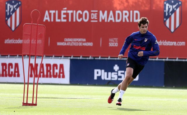 Atletico v napadalec Alvaro Morata med treningom v vadbenem kompleksu Wanda v Madridu. FOTO: Reuters