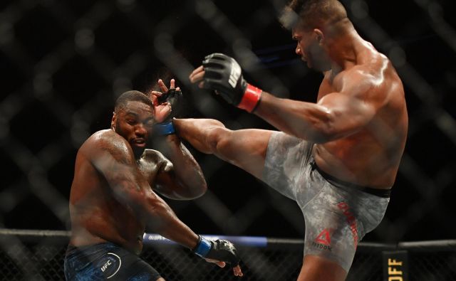 Alistair Overeem (desno) je z visokim nožnim udarcem dodobra načel Walta Harrisa. FOTO: Usa Today Sports