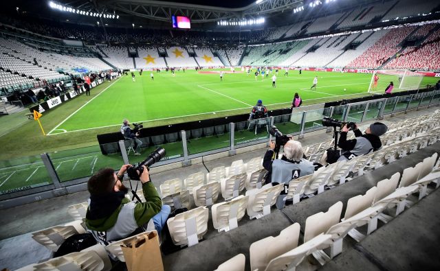 Zadnje kolo pred prekinitivjo so v Italiji že igrali pred praznimi tribunami. FOTO: Reuters