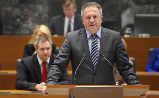 Zdravko Počivalšek je besedo židan uporabil v komentarju dogajanja. Židan je tudi priimek poslanca, ki je prestopil v poslansko skupino SD in priimek predsednika stranke SD. <br />
FOTO: Igor Zaplatil/ Delo