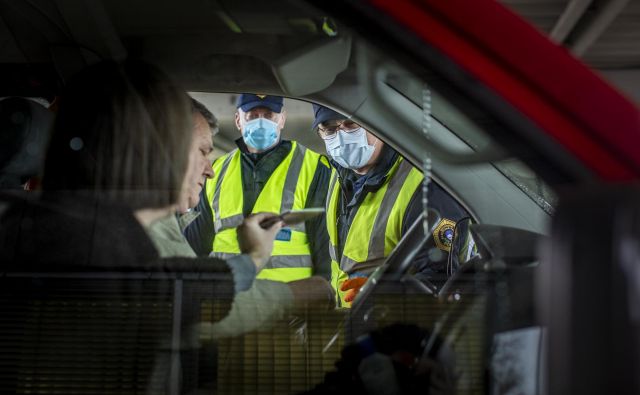 Policijska in zdravstvena kontrola na mejnem prehodu Vrtojba, 13. 3. 2020. FOTO: Voranc Vogel