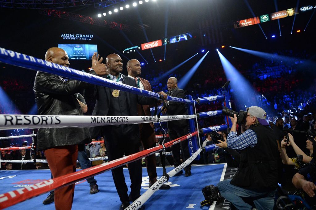 FOTO:Tyson in Holyfield bi se rada udarjala in grizla še tretjič