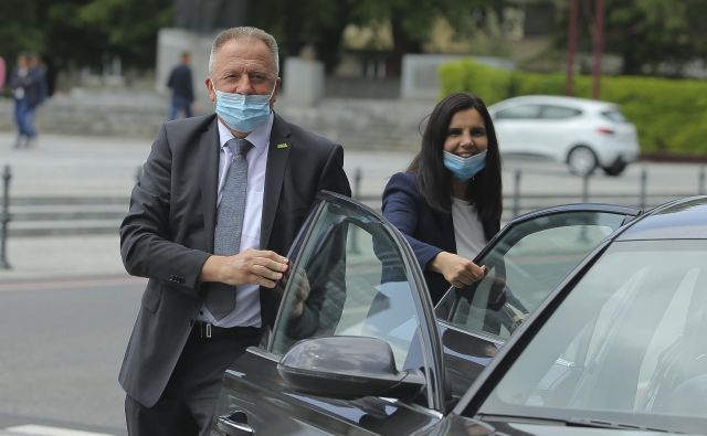 Minister za gospodarstvo in prvak SMC Zdravko Počivalšek se je v težavnem obdobju znašel na prelomnici v svoji politični karieri.<br />
FOTO: Jože Suhadolnik/Delo