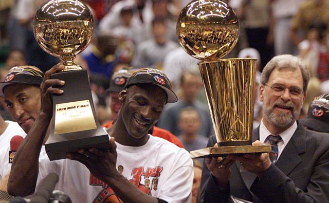 Michael Jordan in Phil Jackson leta 1998, ko je ekipa Chicago Bulls osvojila šesti naslov NBA prvakov. FOTO: Usa Today Sports