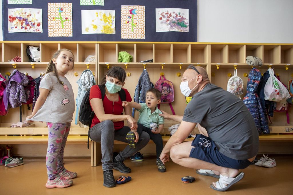 FOTO:Dodatnega odpiranja šol za preostale razrede še ne bo