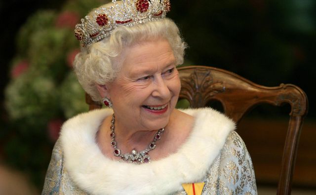 Kraljica Elizabeta ll. bo vsaj do konca avgusta ostala na gradu Windsor. FOTO: Matej Družnik