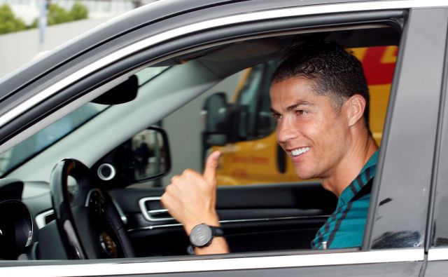 Juventusov nogometaš Cristiano Ronaldo je takole pozdravil navzoče ob prihodu na trening. FOTO: Reuters