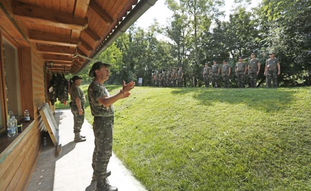 Vodja Štajerske varde in predsednik Gibanja Zedinjena Slovenija Andrej Šiško redno pripravlja urjenja v vojaški taktiki za svoje pripadnike. Policija pravi, da jih pri tem spremlja. FOTO: Leon Vidic/Delo