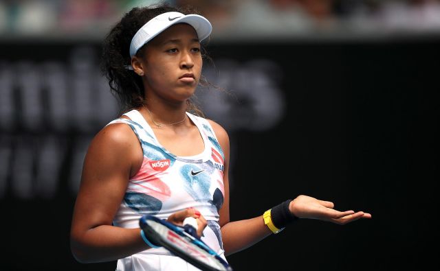 Kot da se tudi Naomi Osaka čudi, od kod ji je toliko novcev priletelo v malho. FOTO: Reuters