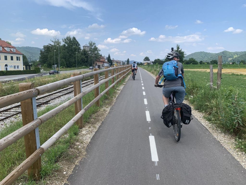 Do meje prikolesarijo tisoči, naprej nadaljujejo redki