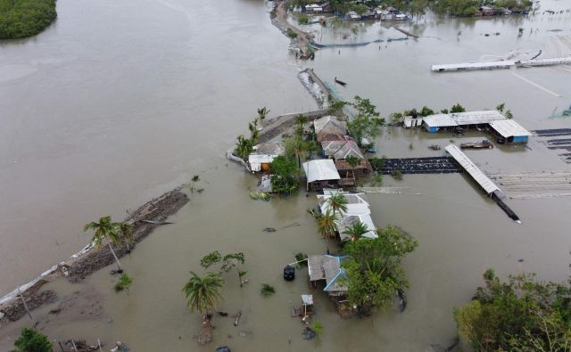 Poplava v Shyamnagaru v Zahodni Bengaliji. Zaradi ciklona je popustil jez, umrlo je najmanj 22 ljudi. FOTO: Munir Uz Zaman/AFP