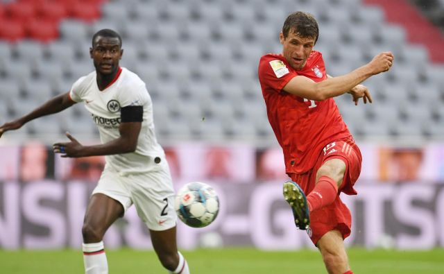 Izkušeni in od nekaterih že odpisani Thomas Müller (desno) je bil med junaki Bayernove zmage nad Frankfurtom. FOTO: Reuters