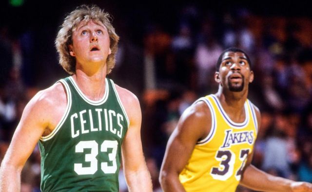 Larry Bird (levo) in Magic Johnson sta tlakovala pot današnjim košarkarskim rodovom. FOTO: Reuters