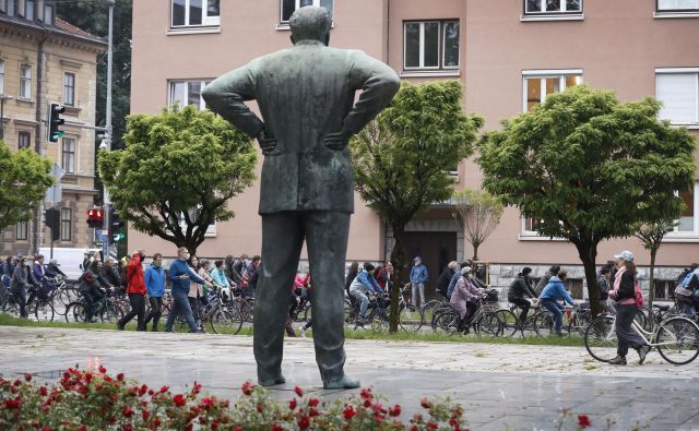 Protesti na Trgu republike proti vladi. Ljubljana, 15. maj 2020. Foto: Leon Vidic/Delo