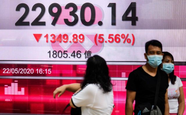 Na predlog spornega zakona se je prva odzvala borza v Hongkongu, na kateri so se takoj znižale vrednosti delnic. FOTO: AFP
