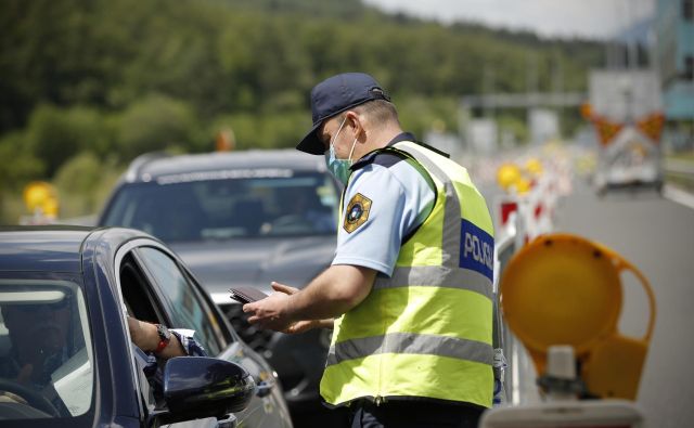 Ljudje z obeh strani severne meje si želijo, da bi Slovenija in Avstrija dosegli dvostranski sporazum o prehajanju meje. FOTO: Jure Eržen/Delo