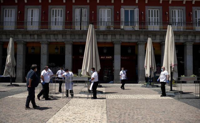 Bari na madridskem trgu Plaza Mayor bodo lahko jutri po več kot dveh mesecih spet sprejele prve goste. Foto: Afp