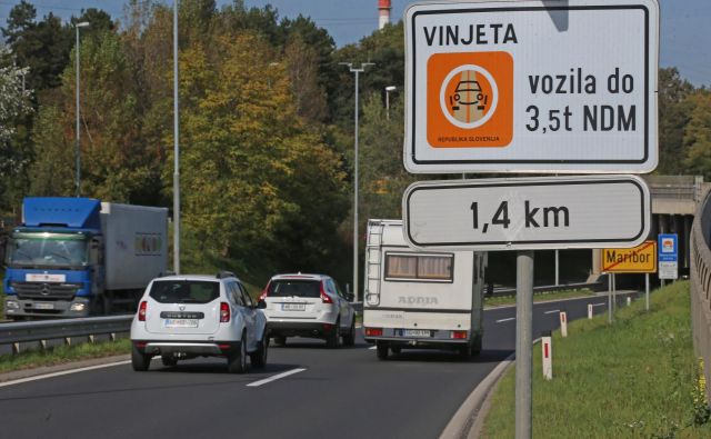 Avtocestne vinjete naj bi tudi tokrat po avstrijskem zgledu vezali na registrske tablice. FOTO: Tadej Regent/Delo