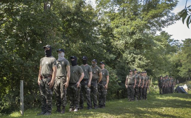 Pojav vard in njihova dejavnost preveč spominjata na strankarsko vojsko v nastajanju. Foto Leon Vidic