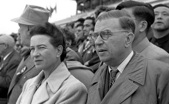 Simone de Beauvoir in Jean-Paul Sartre v Pekingu leta 1955<br />
Foto Wikipedija