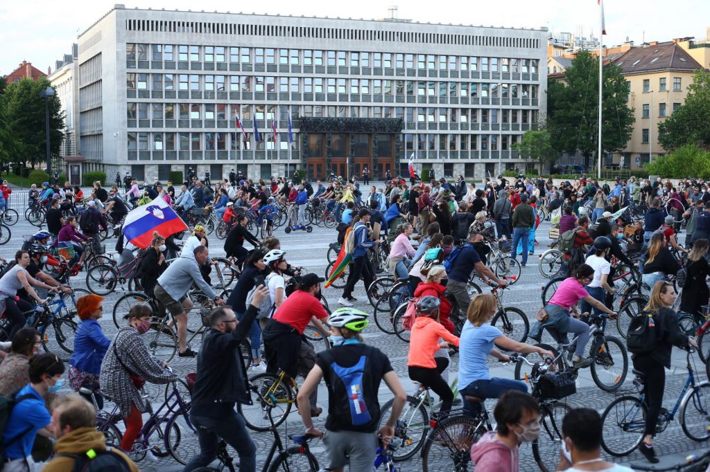 FOTO:»Narave ne damo za gradbeno jamo!«