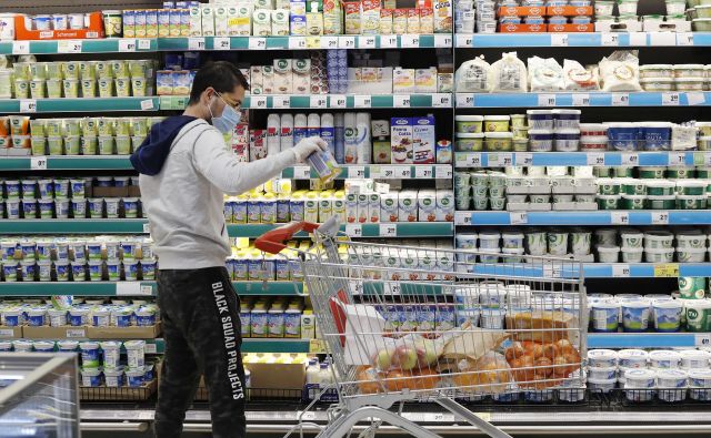 Vlada meni, da zaradi posledic epidemije na gospodarstvo, predlog zakona, ki predvideva zaprtje trgovin ob nedeljahtudi po koncu omejitvenih ukrepov, trenutno ni primeren za obravnavo v DZ. FOTO: Leon Vidic/Delo