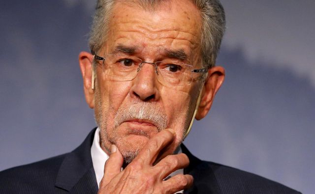 Predsednik države Alexander Van der Bellen si je privoščil kršitev avstrijskih protivirusnih zapovedi. FOTO: Heinz-Peter Bader/Reuters 