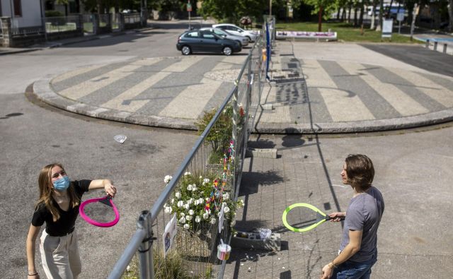 Štirinajstim odstotkom anketiranih se zdi, da poteka odpiranje mej prepočasi. Med njimi so najbrž tudi prebivalci na Goriškem, ki so se združili v iniciativi za normalizacijo stanja ob meji. Foto Voranc Vogel