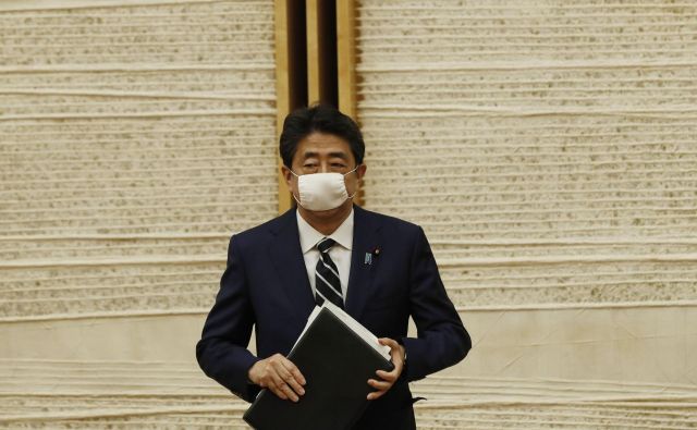 Premier <strong>Šinzo Abe</strong> je sporočil, da je novi koronavirus na Japonskem pod nadzorom. FOTO: Kim Kyung-hoon/AFP