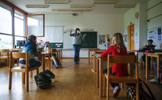 Prej kot se bodo otroci vrnili v šole, prej bodo izzvenele morebitne posledice, zato vsi psihologi poudarjajo pomen čimprejšnjega vračanja vseh otrok v šole. FOTO: Matej Družnik/Delo