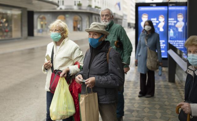 Pandemija je v Sloveniji razgalila dolgoletno zanemarjanje skrbi za starejše. Foto Voranc Vogel