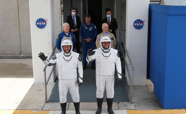 Bob Behnken in Doug Hurley bosta člana prve posadke v zgodovini, ki bo v vesolje poletela s komercialno raketo zasebne vesoljske družbe Elona Muska. Foto: Joe Raedle/Afp