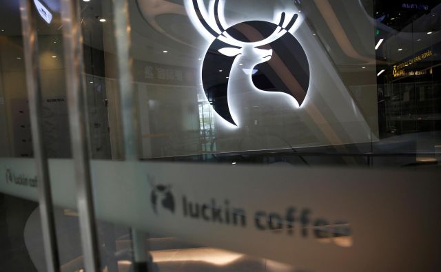 Luckin Coffee je s prirejanjem poslovnih podatkov zrušil vrednost svoje delnice.<br />
FOTO: Reuters