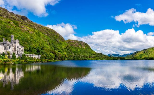 Z gradom Kylemore je bogataš Mitchell Henry svoji ženi izkazal ljubezen. FOTO: Shutterstock