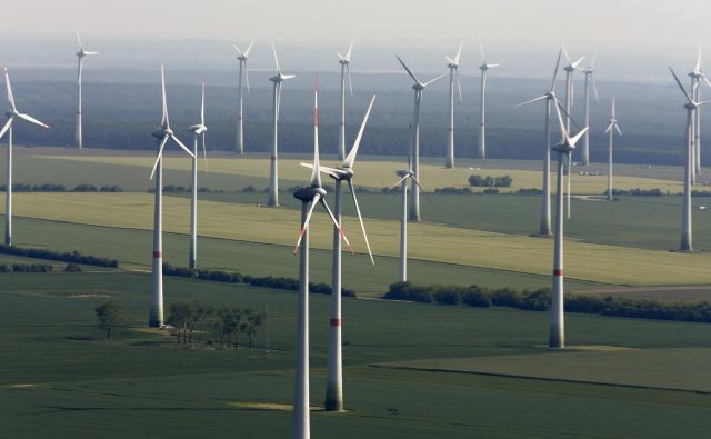 Delež vlaganj v nizkoogljične tehnologije se bo s tretjine povečal na 40 odstotkov, a ne zaradi rasti naložb, temveč zaradi padca deleža naložb v fosilna goriva. FOTO: Reuters