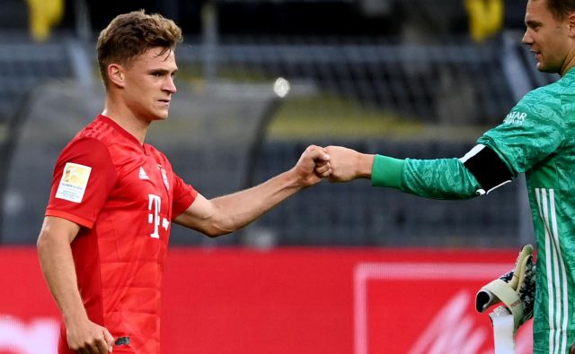 Joshua Kimmich (levo) in Manuel Neuer sta prispevala levji delež k izjemno pomembni zmagi Bayerna nad dortmundsko Borussio. FOTO: Reuters