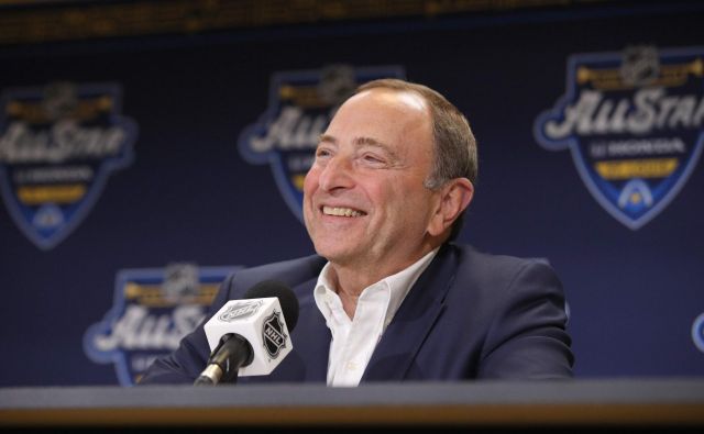 Gary Bettman se že veseli nadaljevanja sezone v NHL. FOTO: AFP