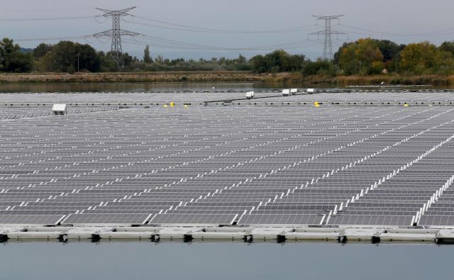 Sončnih elektrarn je v Sloveniji vse več. FOTO: Reuters