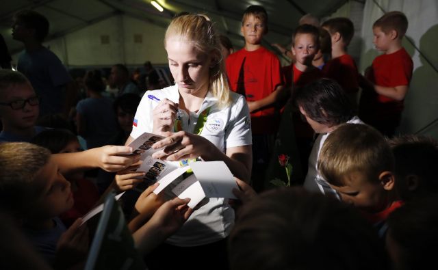 Ana Velenšek je takole svojim najmlajšim oboževalcem delila avtograme po vrnitvi z olimpijskih iger leta 2016 v Riu de Janeiru.<br />
FOTO: Uroš Hočevar
