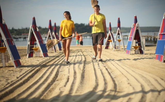Pri razporejanju ležalnikov na plažah bodo letos upoštevali večje varnostne razdalje. FOTO: Jure Eržen