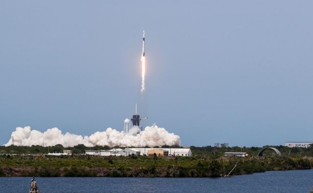 Spacexova raketa je ponesla v orbito Nasina astronavta Boba Behnkena in Douga Hurleya. FOTO: Thom Baur Reuters