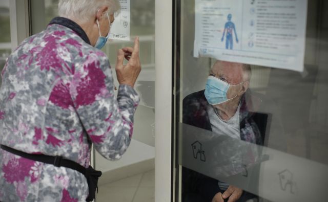Izkušnje kažejo, da so bili pri omejevanju širjenja okužb uspešnejši v tistih zavodih, kjer so na covid-19 pozitivnega stanovalca lahko takoj umaknili v bolnišnico ali dislocirano enoto.<br />
Foto Jure Eržen