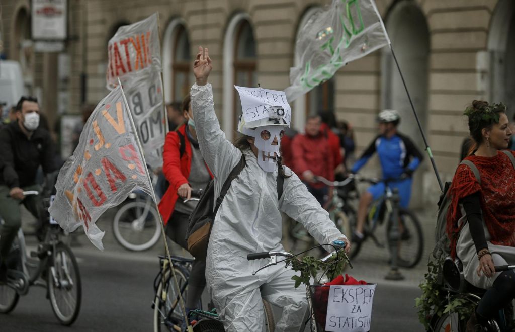 FOTO:Proti vladi Janeza Janše kolesarili tudi v Berlinu