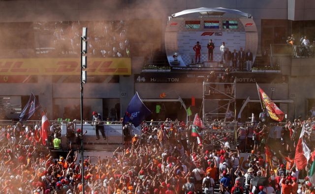 Spomini na nepregledno množico na lanski dirki Spielbergu, na kateri je zmagal Nizozemec Max Verstappen. FOTO: Reuters