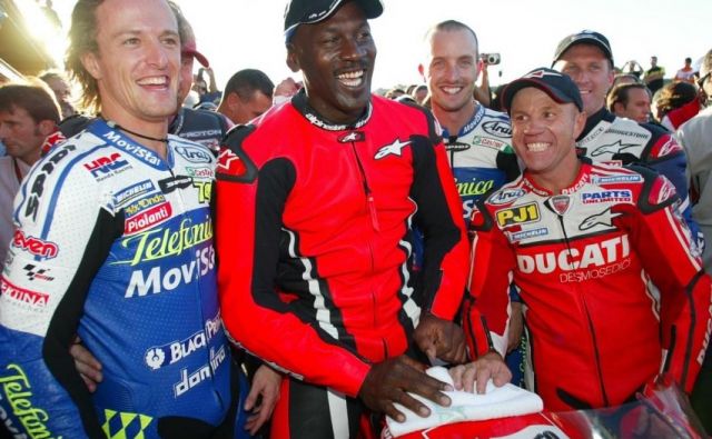 Michael Jordan po testu v Valencii, ob njem z leve Sete Gibernau, Colin Edwards, Kenny Roberts in Randy Mamola. FOTO: Motogp.com