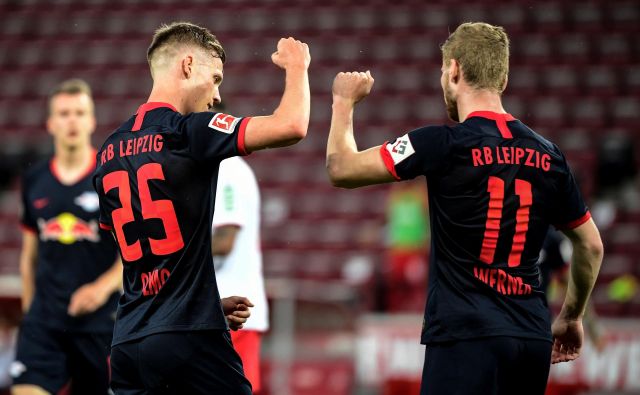 Takole sta se veselila zmage Leipziga njegova aduta Dani Olmo in Timo Werner. FOTO: Reuters