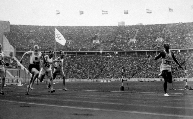 Jesse Owens (na fotografiji) je osvojil tako imenovani šprinterski trojček leta 1936 v Berlinu, Bobby Joe Morrow 20 let pozneje v Melbournu. Foto Arhiv Mok